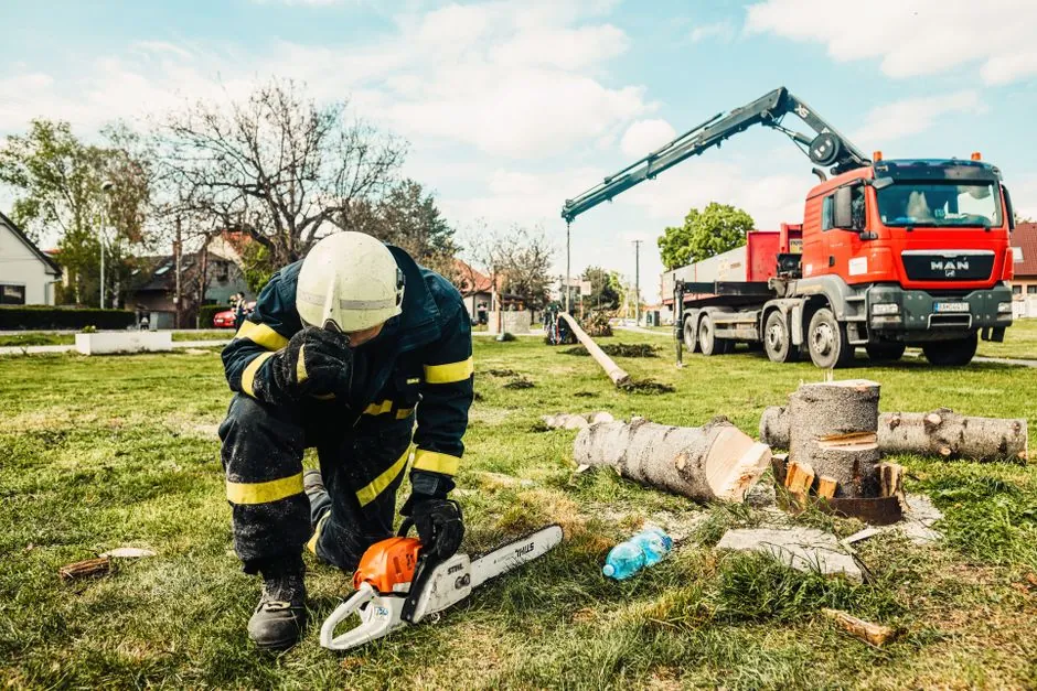 Intervention au sol pres d'une parcelle, equipement professionnel